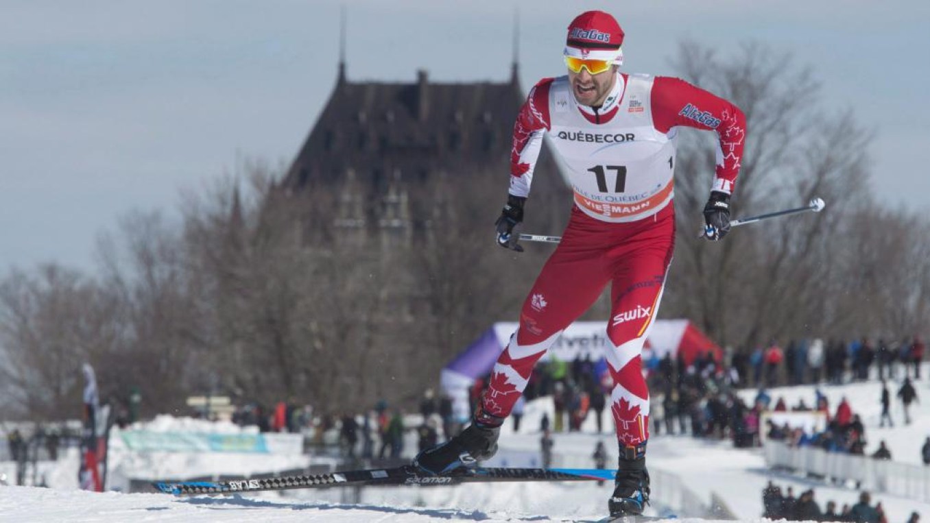 Alex Harvey, d'Équipe Canada, pendant le sprint masculin de 1,5 km à la Coupe du monde FIS à Québec. LA PRESSE CANADIENNE / Jacques Boissinot