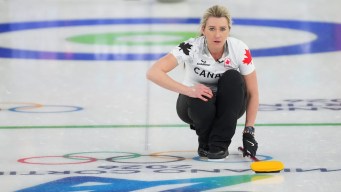 Emma Miskew regarde sa pierre.