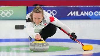 Rachel Homan lance une pierre.