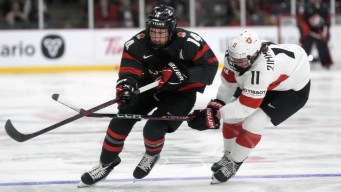 Renata Fast patine avec la rondelle.