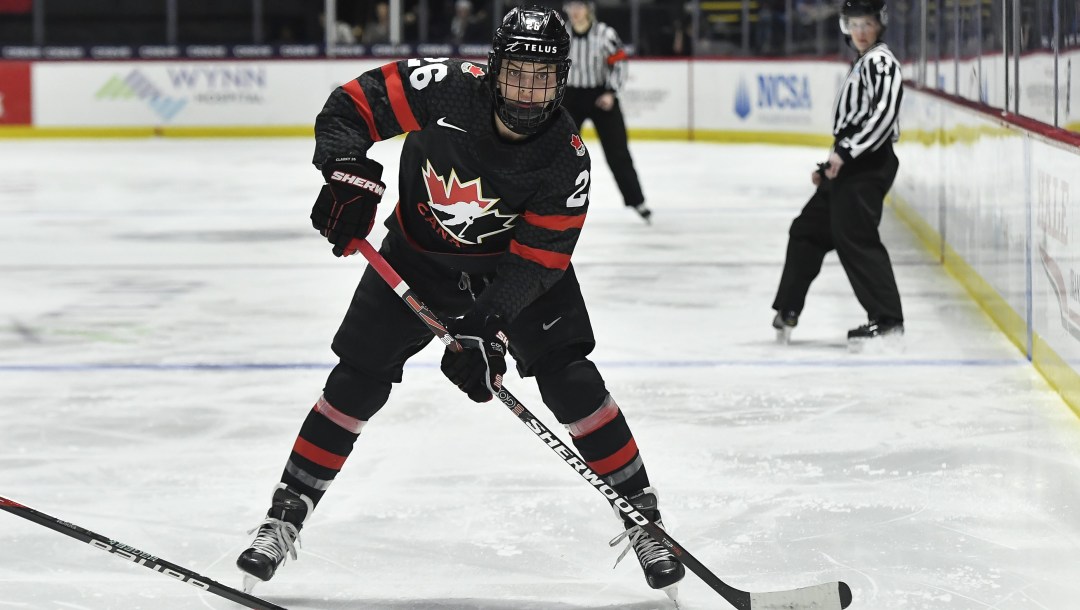 Emily Clark patine avec la rondelle.