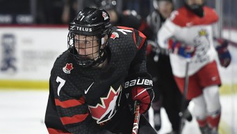 Laura Stacey transporte la rondelle.