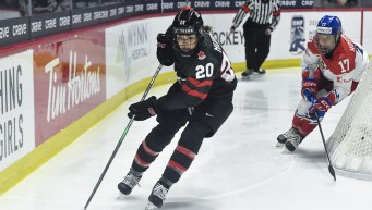 Sarah Nurse contrôle la rondelle derrière le but.