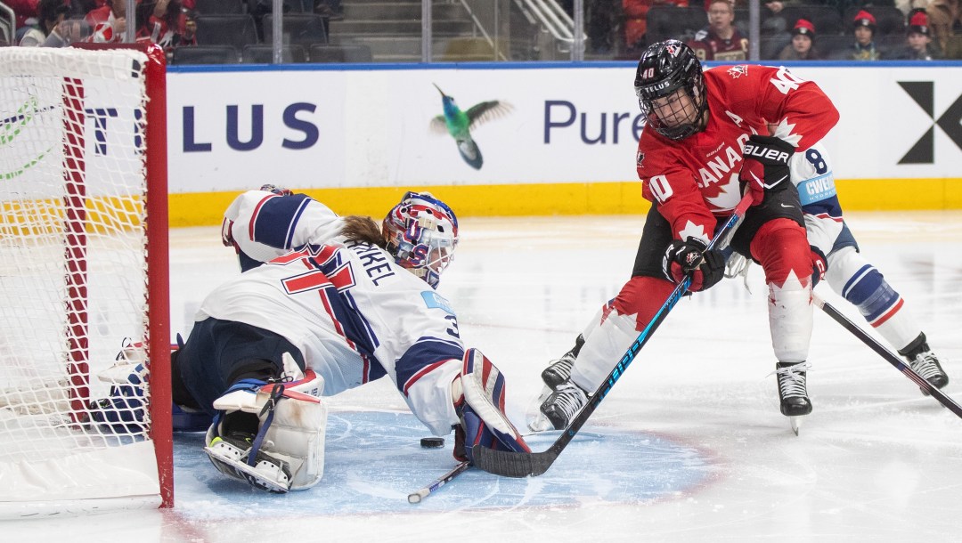 Blayre Turnbull déjoue la gardienne.