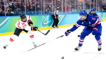 Renata Fast en action en hockey sur glace.