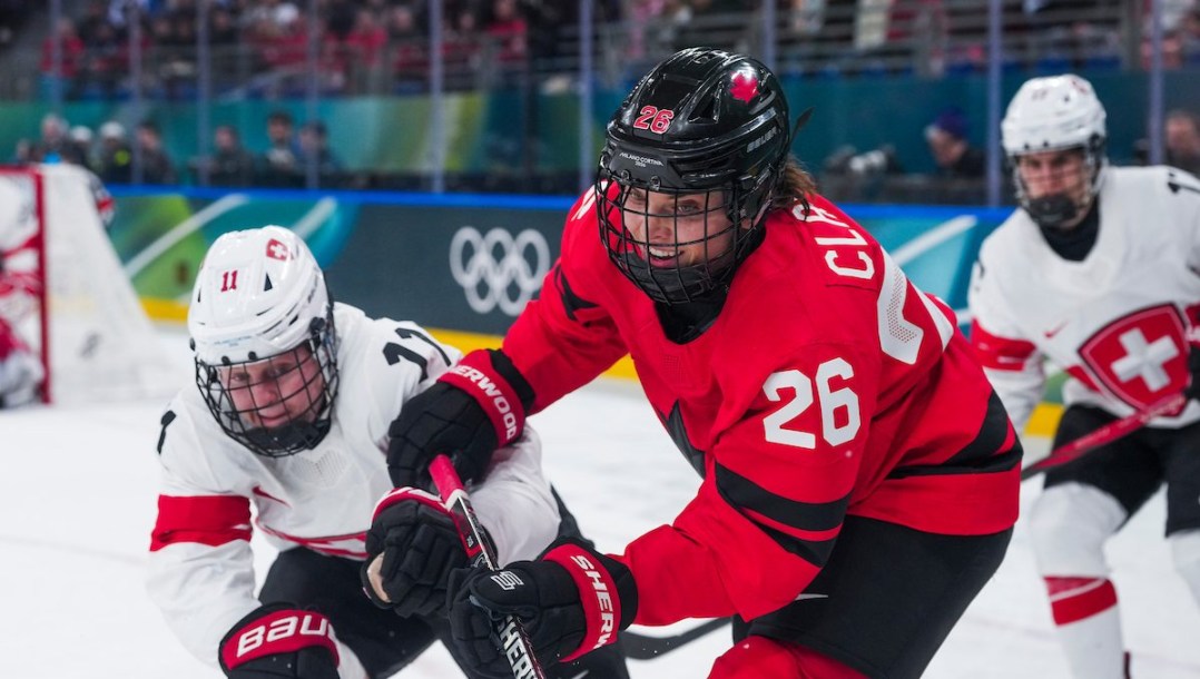 Emily Clark en action en hockey sur glace.