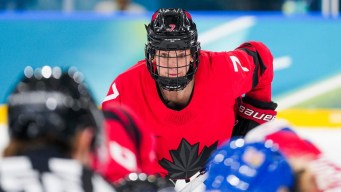 Laura Stacey en action en hockey sur glace.