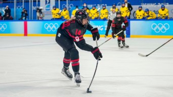 Une joueuse de hockey en action sur la glace