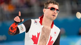 Laurent Dubreuil en action en patinage de vitesse sur longue piste.