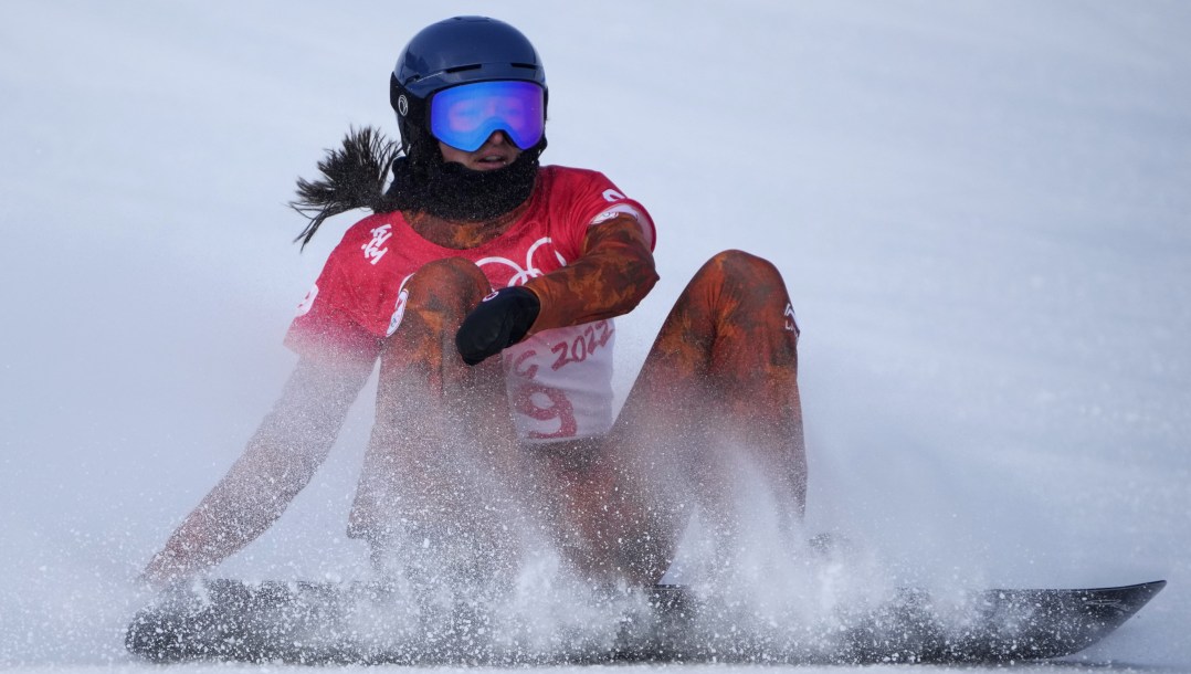 Tess Critchlow assise sur la neige.