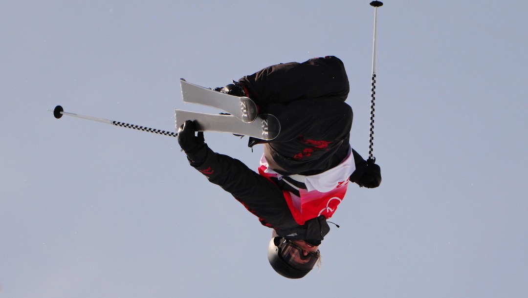 Cassie Sharpe fait un saut en ski.