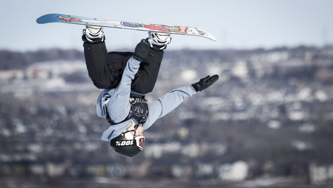 Laurie Blouin fait une figure dans les airs.