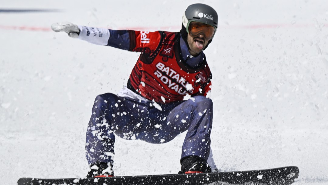 Eliot Grondin tout sourire après avoir franchi la ligne d'arrivée.