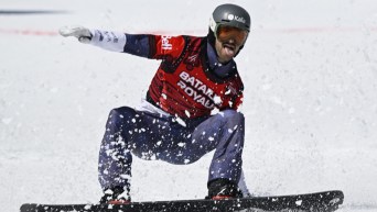 Eliot Grondin tout sourire après avoir franchi la ligne d'arrivée.