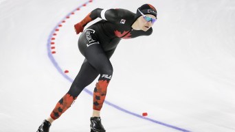 Isabelle Weidemann patine sur la glace.