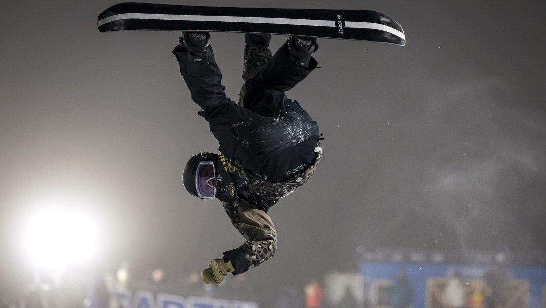 Elizabeth Hosking en plein saut.
