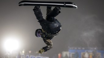 Elizabeth Hosking en plein saut.