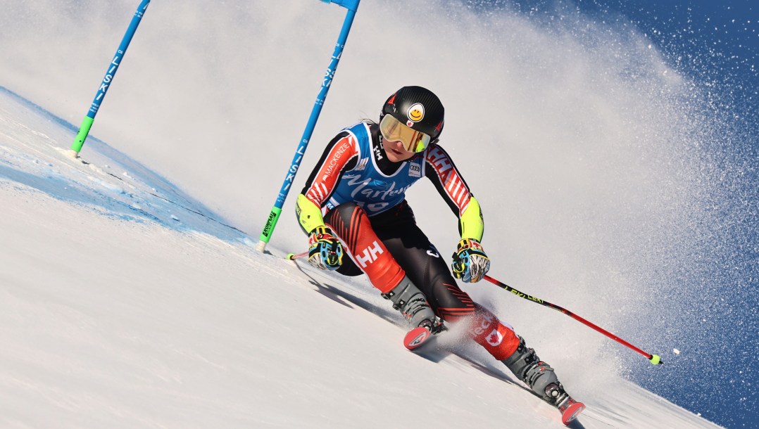 Valérie Grenier descend la pente.