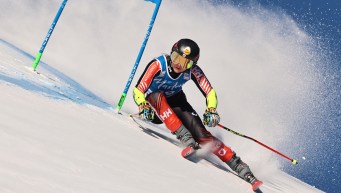 Valérie Grenier descend la pente.