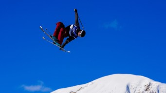 Evan McEachran en action en ski acrobatique.