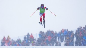 Kevin Drury en action en ski cross.