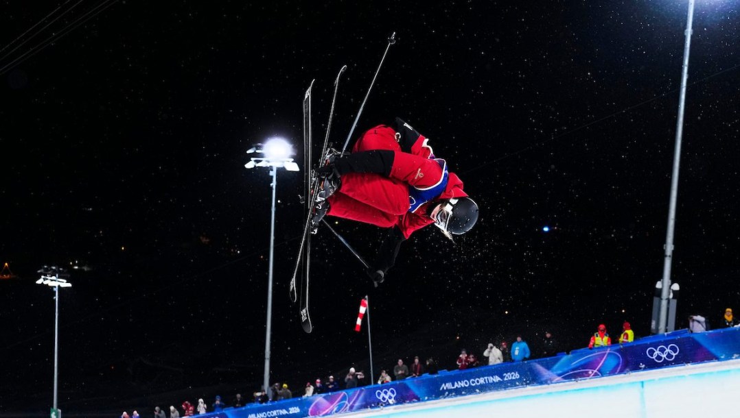 Cassie Sharpe en action en ski acrobatique.