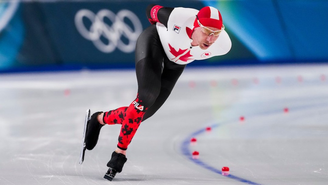 Ted-Jan Bloemen en action en patinage de vitesse sur longue piste.