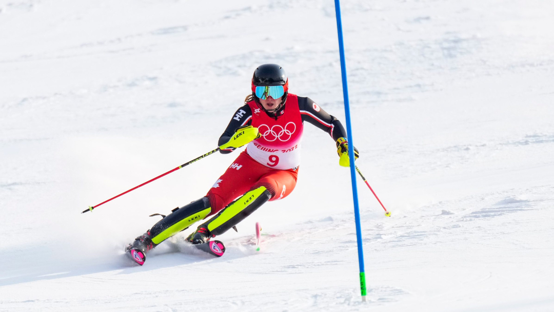 Une athlète de ski alpin effectue une descente