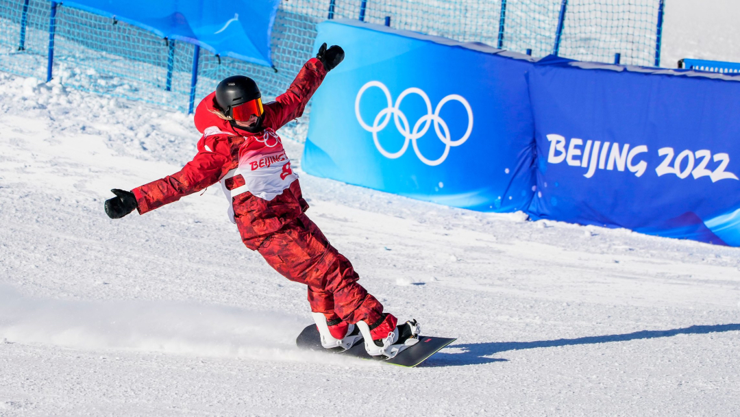 Une athlète de snowboard célèbre la fin de sa descente