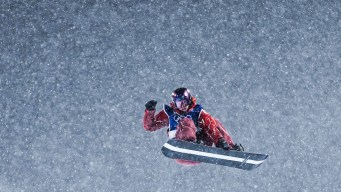 Elizabeth Hosking en action en snowboard.