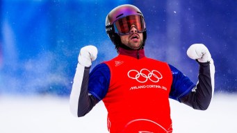 Eliot Grondin en action en snowboard cross.