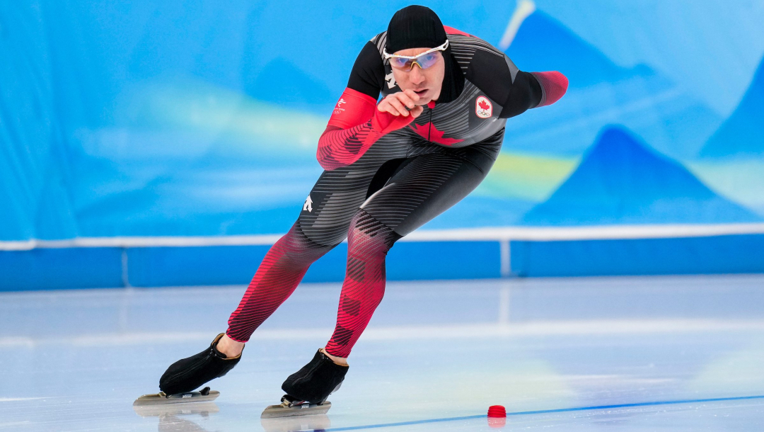 Un patineur de vitesse en action sur la longue piste