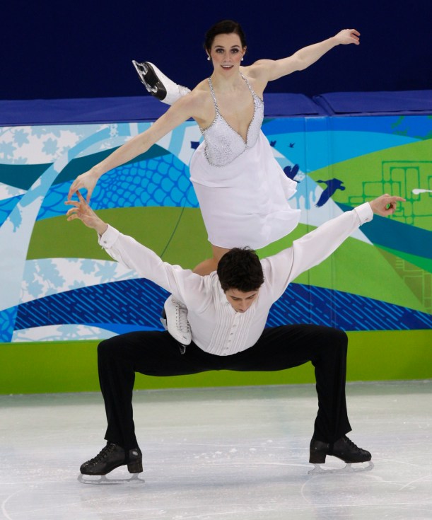 Tessa Virtue et Scott Moir effectue le « cygne ».