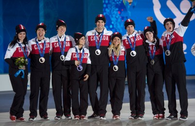 Équipe Canada - Kaetlyn Osmond, Patrick Chan, Kevin Reynolds, Meagan Duhamel, Eric Radford, Kirsten Moore-Towers, Dylan Moscovitch et Tessa Virtue aux Jeux olympiques de Sotchi.