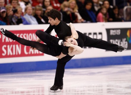 Équipe Canada - Tessa Virtue et Scott Moir pendant une performance de danse sur glace. Ils portent des costumes noirs.