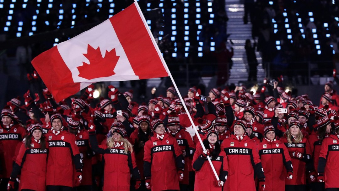 Des athlètes derrière les porte-drapeaux canadiens à la Cérémonie d'ouverture