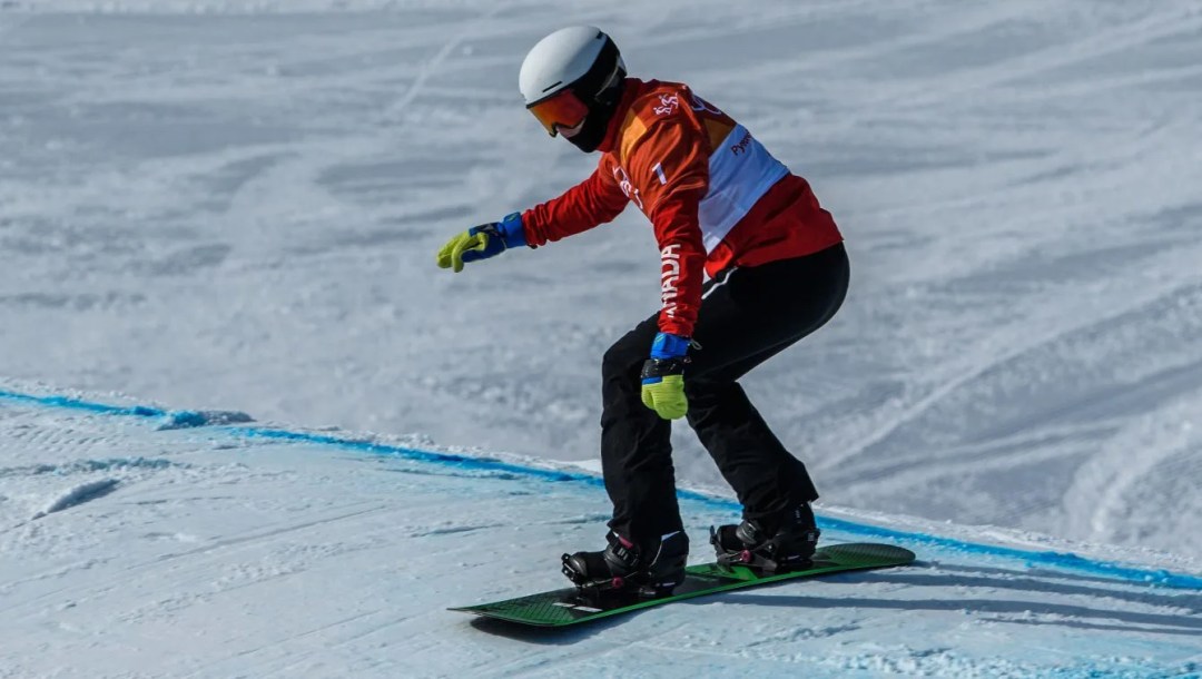 Une athlète de snowboard cross en action