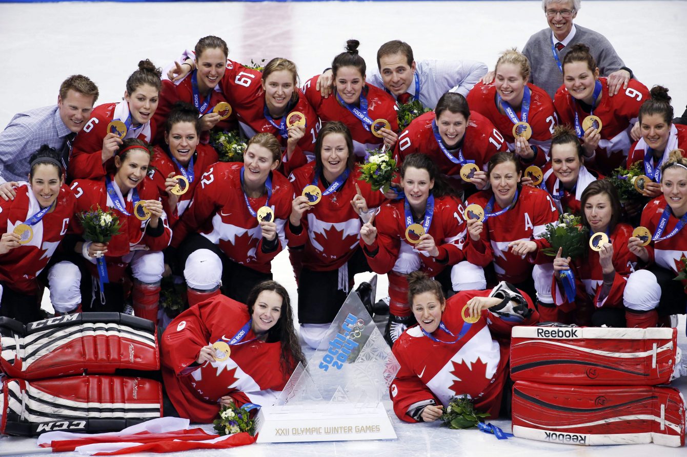 Les joueuses d'Équipe Canada posent pour une photo avec leurs médailles d'or aux Jeux olympiques d'hiver de 2014 à Sotchi, en Russie. (Photo AP / Petr David Josek, fichier)