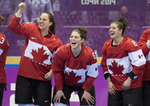Lauriane Rougeau, Rebecca Johnston, Laura Fortino Lauriane Rougeau, Rebecca Johnston et Laura Fortino, de gauche à droite, célèbrent après avoir battu les États-Unis 3-2 en prolongation pour remporter la médaille d'or en finale de hockey féminin aux Jeux olympiques d'hiver de Sotchi, le jeudi 20 février 2014 à Sotchi. LA PRESSE CANADIENNE / Paul Chiasson