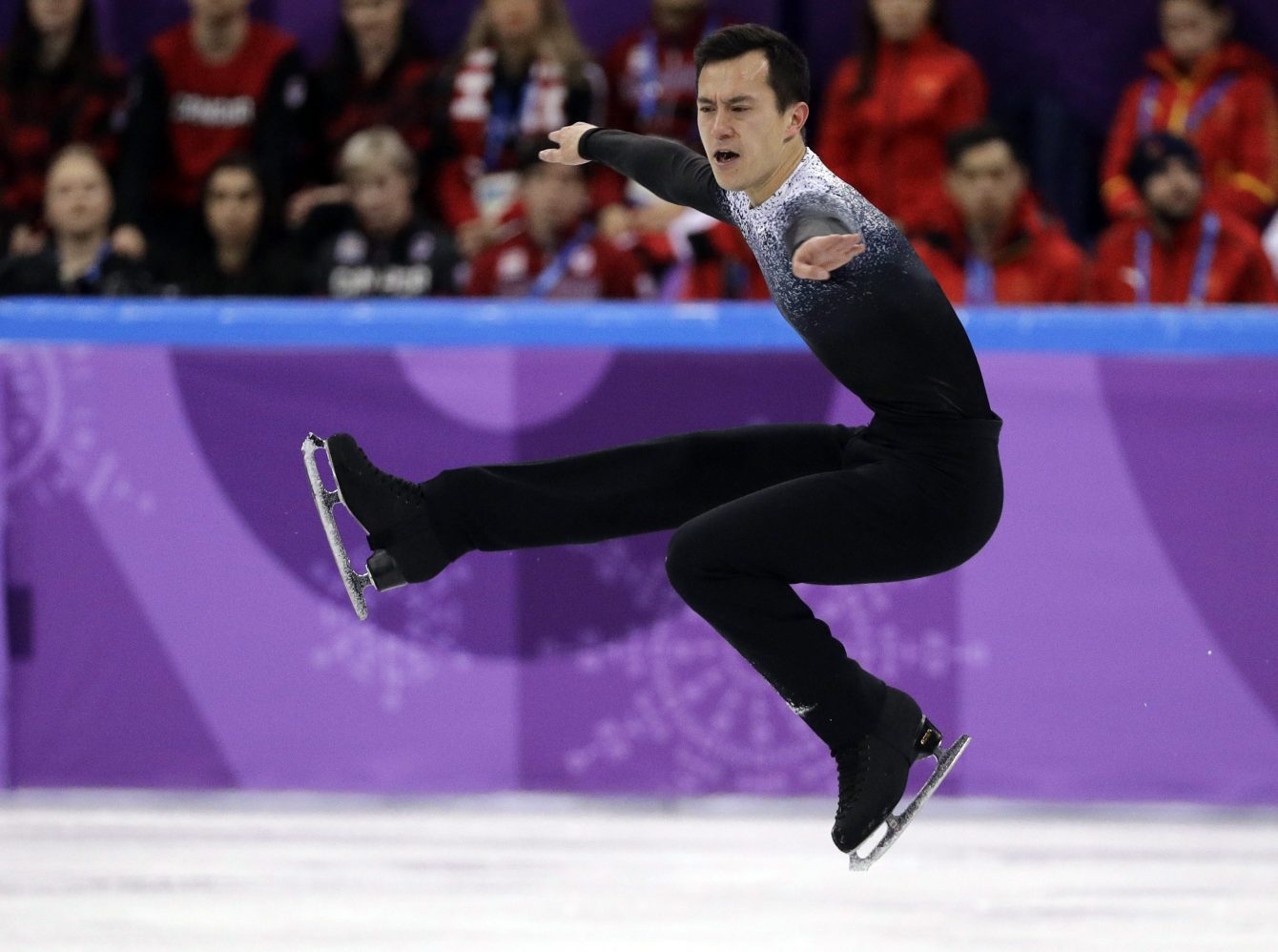 Malgré deux fautes, Patrick Chan a su positionner Équipe Canada au 3e rang après la première étape de l'épreuve par équipes. (CP Photo)