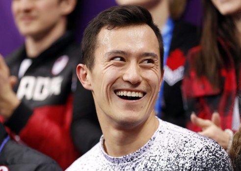 Patrick Chan est fier de sa performance en attendant son pointage avec le reste d'Équipe Canada. (CP Photo)