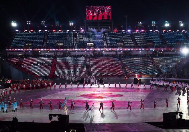 Les couleurs du Canada ont pris place dans tout le stade pour l'entrée des athlètes canadiens. LA PRESSE CANADIENNE/Nathan Denette