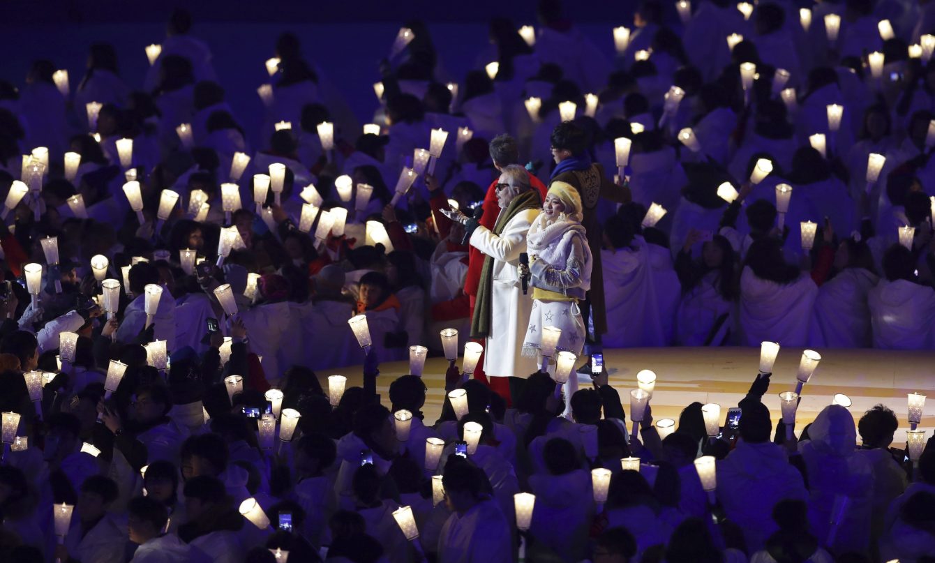 Les chanteurs Ha Hyun-woo, Lee Eun-mi, Jeon In-kwon et Ahn Ji-young ont interprété la chanson «Imagine», lors de la cérémonie d'ouverture. (AP Photo/Michael Sohn)