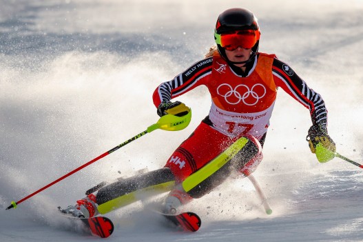 Erin Mielzynski skie lors de sa première descente au slalom. (AP Photo/Jae C. Hong)