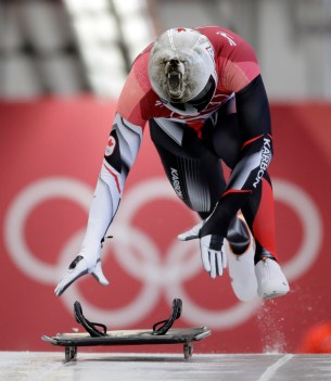 Barrett Martineau commence sa troisième descente durant la finale de skeleton aux Jeux olympiques de PyeongChang. (AP Photo/Wong Maye-E)