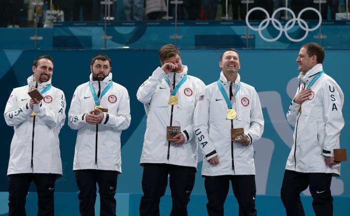 Joe Polo, John Landsteiner, Matt Hamilton, Tyler George, John Shuster et Phill Drobnick reçoivent leur médaille d'or à PyeongChang 2018. (AP Photo/Natacha Pisarenko)