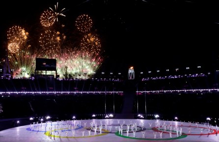 Plusieurs feux d'artifice ont été projetés à la cérémonie de clôture des Jeux de PyeongChang. (AP Photo/Chris Carlson)