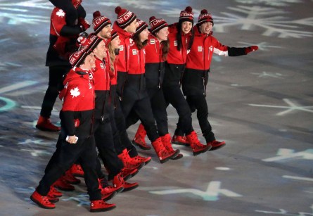 Les athlètes canadiens entrent dans le stade lors de la cérémonie de clôture. (AP Photo/Chris Carlson)