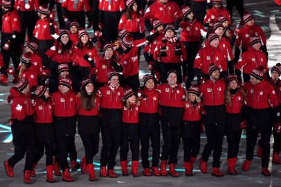 Les athlètes canadiens font leur entrée dans le stade pour la cérémonie de clôture. LA PRESSE CANADIENNE/Nathan Denette