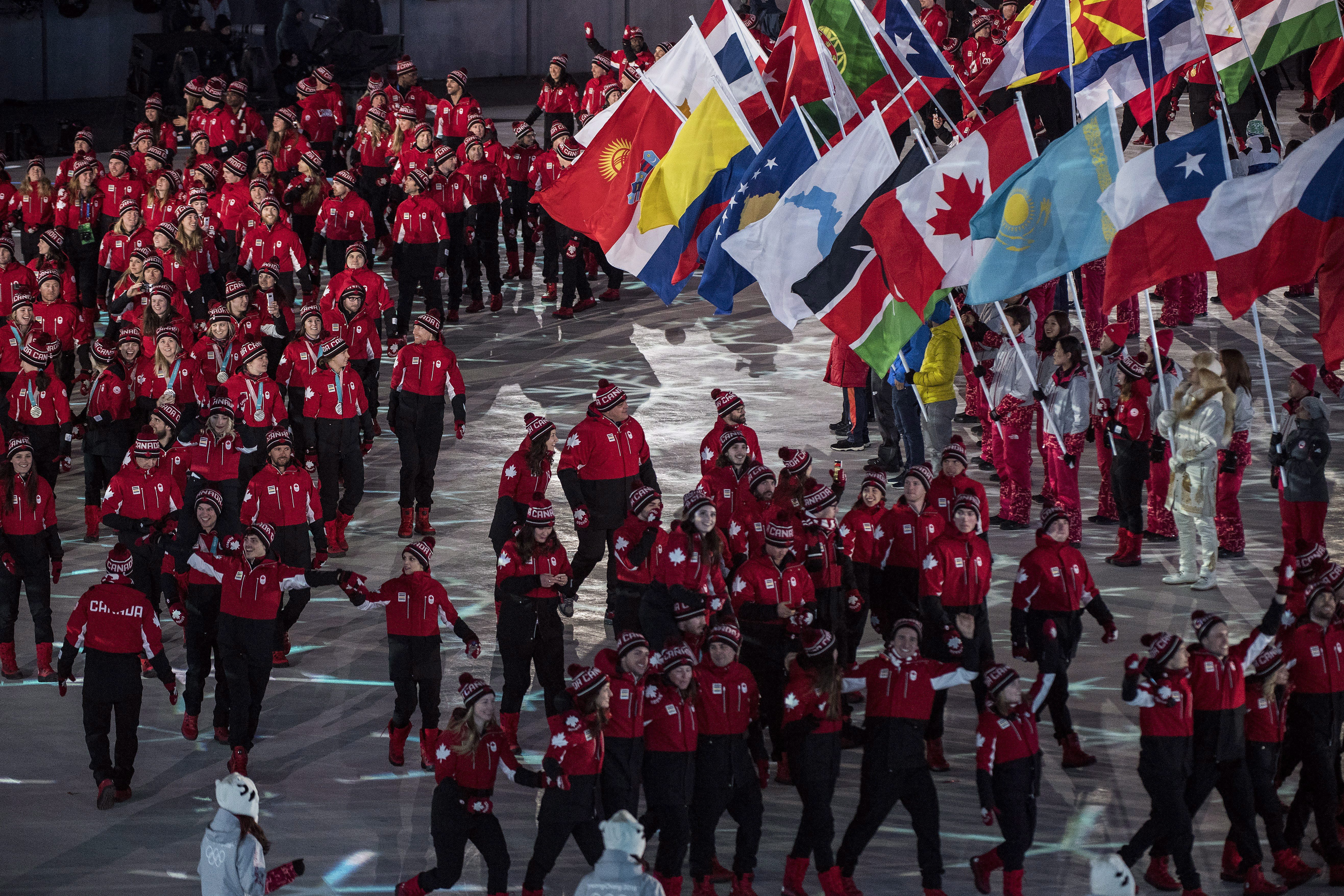 Menée par Kim Boutin, Équipe Canada fait son entrée dans le stade pour conclure les Jeux de PyeongChang. LA PRESSE CANADIENNE/Nathan Denettethe